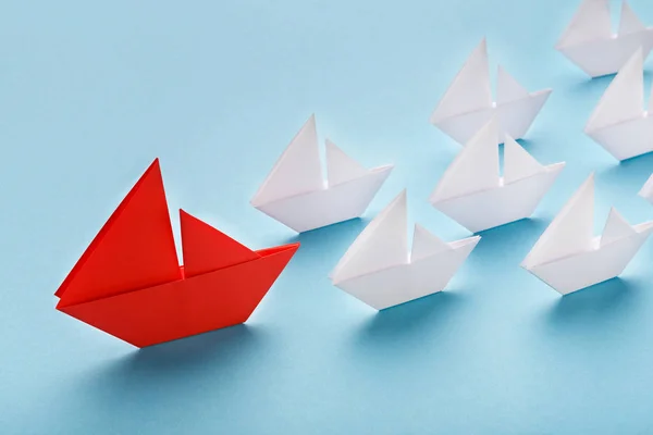 Red paper boat leading white ships, panorama — Stock Photo, Image