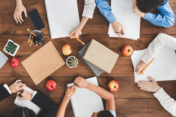 Schulkinder malen und Hausaufgaben machen in der Schule — Stockfoto