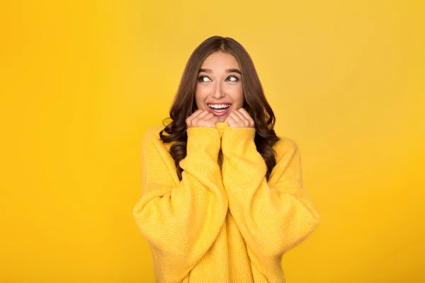 Förvånad över lycklig brunett kvinna i tröja jubel — Stockfoto
