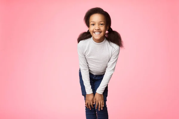 Vrij Afro-Amerikaanse meisje poseren over studio achtergrond — Stockfoto