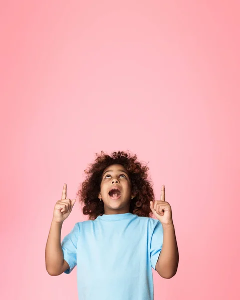 Afrikanisch-amerikanisches Mädchen zeigt mit dem Finger auf Kopierraum — Stockfoto