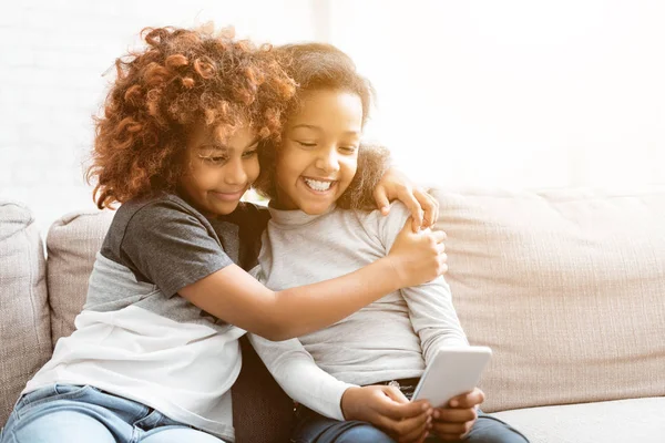 Афро-американських дівчаток за допомогою смартфона і проводити час разом — стокове фото