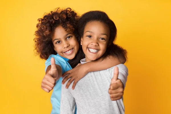 Entzückende afrikanisch-amerikanische Mädchen posieren auf Studiohintergrund — Stockfoto