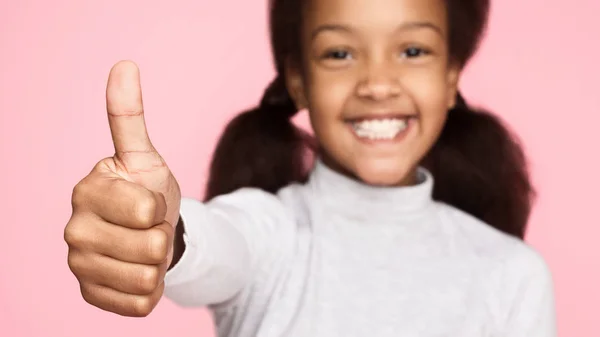 Gusta Chica Afroamericana Mostrando Pulgar Hacia Arriba Sobre Fondo Rosa — Foto de Stock