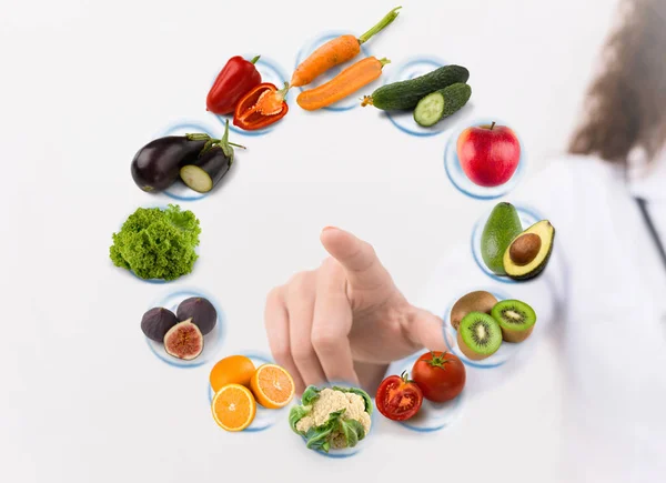 Nutritionist making diet plan on virtual screen — Stock Image Nutritionist making diet plan on virtual screen Stock Picture