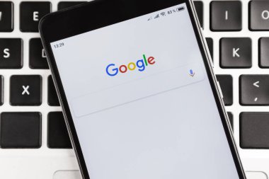 Iphone ekranında Google logo ve arama çubuğu.