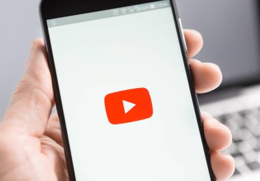 İPhone aygıt ile Youtube uygulaması çalışıyor tutan el