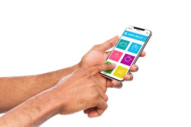 Dijital m-cüzdan uygulaması ile akıllı telefon kullanan adam