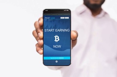 İzole smartphone ekranında Application kazanç Bitcoin