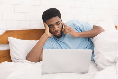 Endişeli işkolik cep telefonu ve laptop ile çalışma