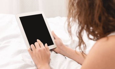 Hareket eden smartphone ile boş ekran kullanan kadın