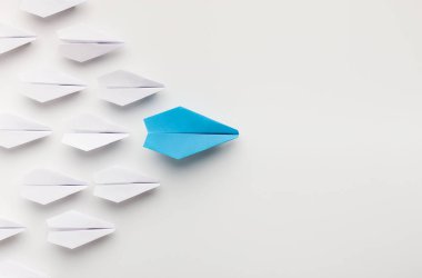 Bir mavi kağıt uçak önde gelen grup beyaz olanlar