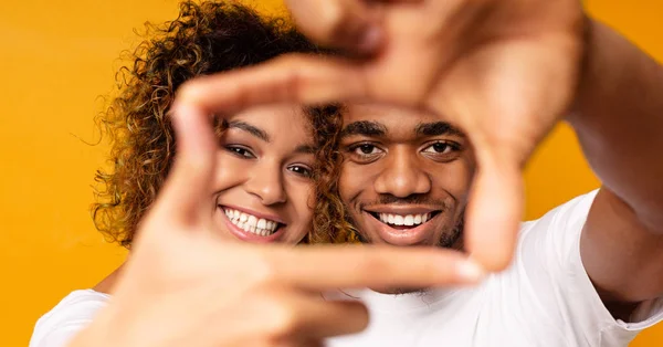 Laki-laki dan perempuan hitam menunjukkan tanda bingkai dengan tangan — Stok Foto