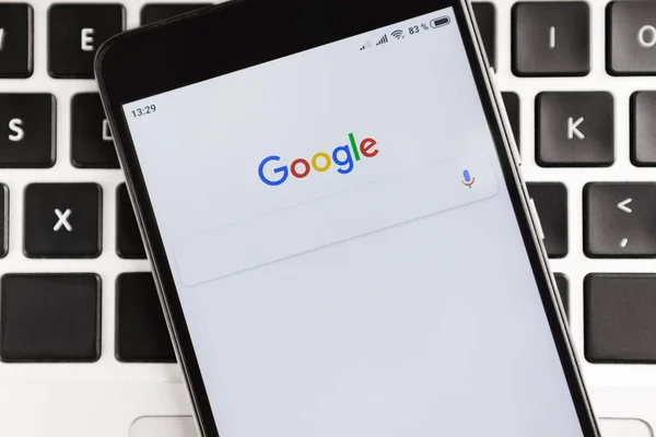 Google-Logo und Suchleiste auf dem iPhone-Bildschirm. — Stockfoto