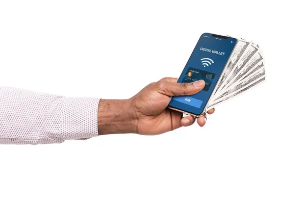 Hombre sosteniendo el teléfono con aplicación de billetera digital y dinero en efectivo en dólares — Foto de Stock