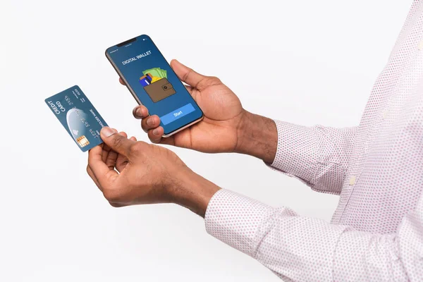 Рука тримає смартфон з цифровим гаманцем та кредитною карткою — стокове фото