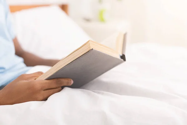 Uomo nero che studia letteratura d'affari a letto — Foto Stock