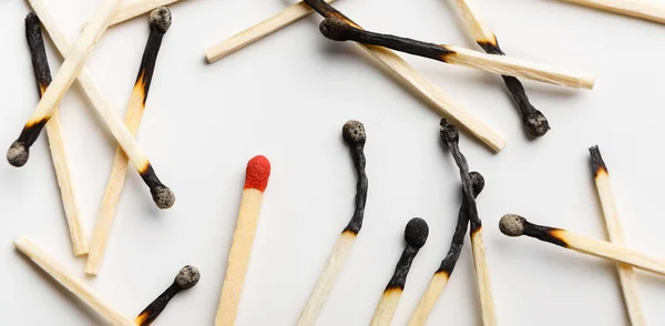 Group of burnt matches with one unused matchstick — Stock Photo, Image