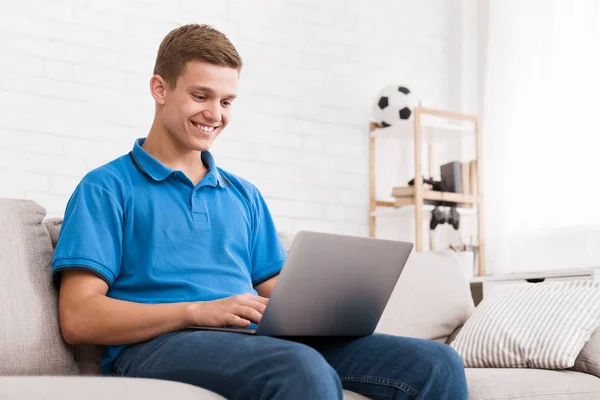 Adolescente chico navegar por Internet en el ordenador portátil en casa — Foto de Stock