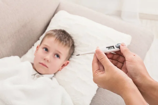 Mãe temperatura de medição de seu filho doente — Fotografia de Stock