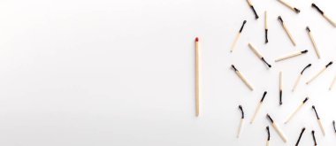 Grup dışında bir büyük kibrit çöpü ayakta yanmış