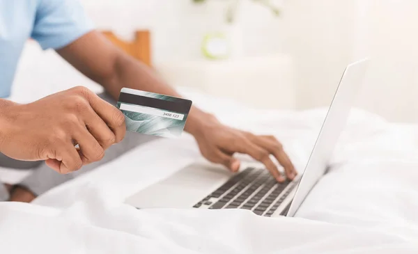 Uomo acquistare prodotti online, utilizzando carta di credito per pagare — Foto Stock
