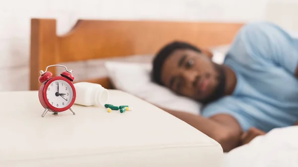 Afrikanisch-amerikanischer Mann leidet unter Schlaflosigkeit im Bett — Stockfoto