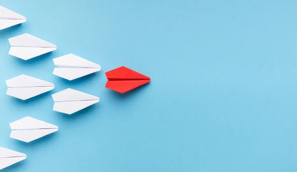 Ein blaues Papierflugzeug an der Spitze einer Gruppe weißer — Stockfoto