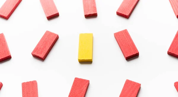 Ein gelber Holzblock unter roten — Stockfoto