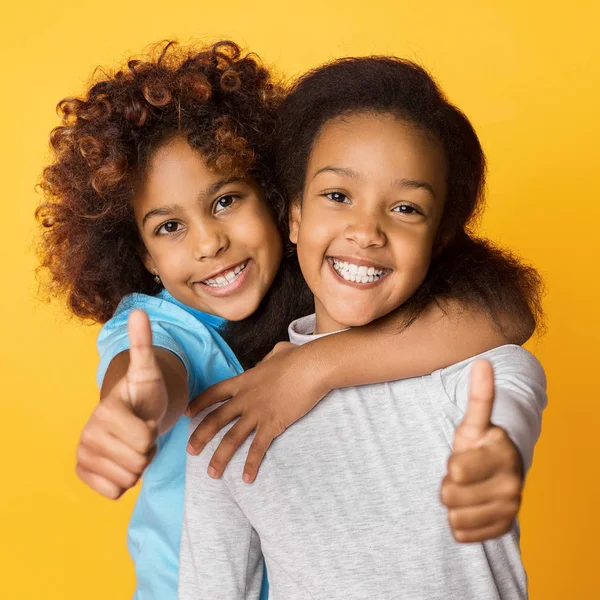 Süße afrikanisch-amerikanische Mädchen posieren auf Studiohintergrund — Stockfoto