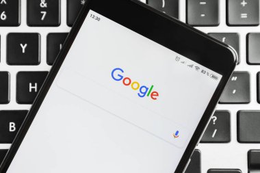 Iphone ekranında Google logo ve arama çubuğu.