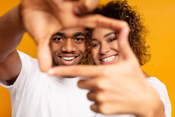 Czarny mężczyzna i kobieta Pokaż znak ramki z rąk — Zdjęcie stockowe
