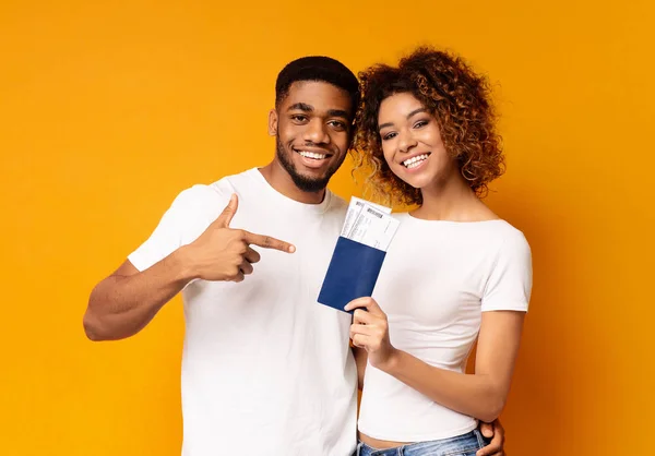 Happy young black couple holding passports and tickets — Stock Photo, Image