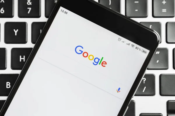 Google logo i pasek wyszukiwania na ekranie Iphone. — Zdjęcie stockowe