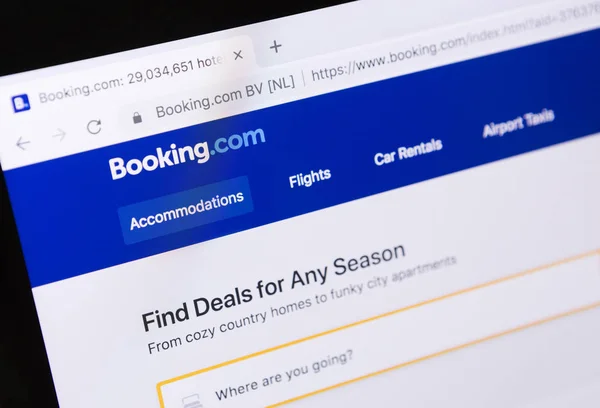 Homepage of official website for Booking.com on computer screen — Stock Photo, Image