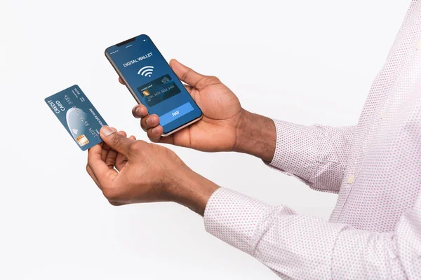 Χέρι που κρατά το smartphone με ψηφιακό πορτοφόλι και πιστωτικών καρτών — Φωτογραφία Αρχείου