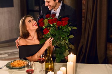 Mutlu romantik tanışma kavramı