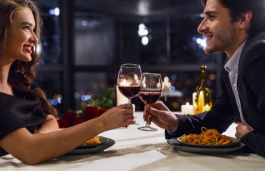 Romantik yer sevgi dolu çift konsepti için