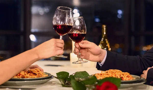 Jantar romântico para casal no conceito de amor — Fotografia de Stock