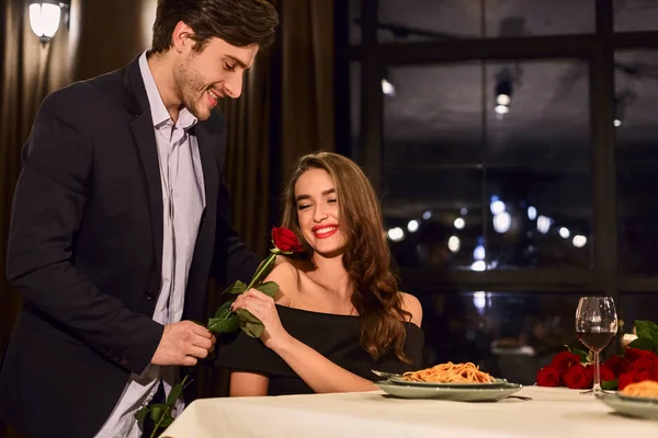 Człowiek Daje Wzrosła Jego Szczęśliwy Dziewczyna Podczas Romantycznej Kolacji Restauracji — Zdjęcie stockowe
