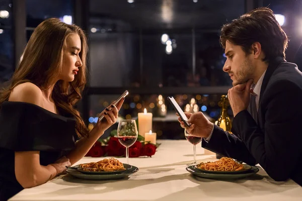 Cuplu folosind smartphone-uri în restaurant — Fotografie, imagine de stoc