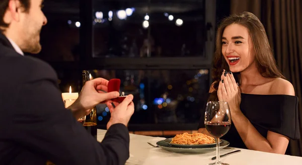 Hombre Haciendo Proposición Con Anillo Novia Sorprendida Cásate Conmigo Concepto — Foto de Stock