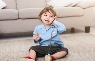 Şirin bebek çocuk cep telefonu üzerinde konuşurken