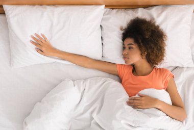 Yalnız kadın eşi sabah uyanma, eksik