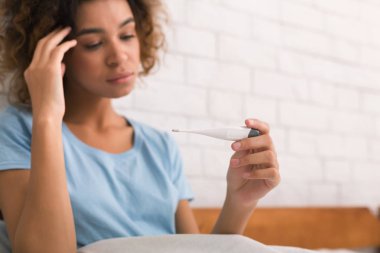 Grip virüsü sıcaklığını ölçme termometresi ile kadınla