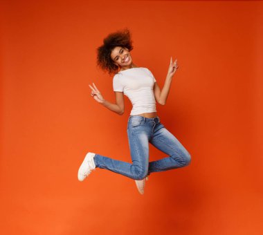 Atlama ve barış el hareketi Afrikalı-Amerikalı hanımefendi