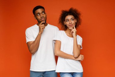 Turuncu zemin üzerine düşleyerek genç çift