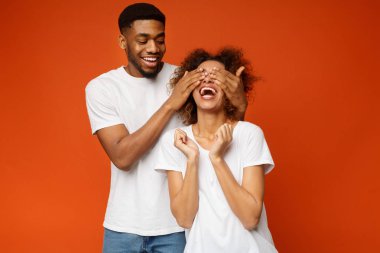 Onun kız arkadaşı duran ve gözlerini kapatarak siyah adam