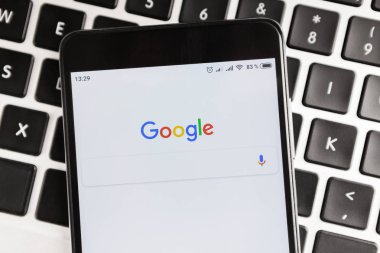 Kharkiv, Ukrayna - 11 Aralık 2018: iphone ekran ile Google arama uygulaması, laptop klavye üzerinde yalan. Google World Wide Web üzerindeki en çok kullanılan arama motorudur
