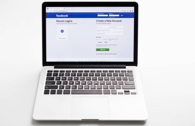 MacBook monitör ile girmek için Facebook sayfa açmak
